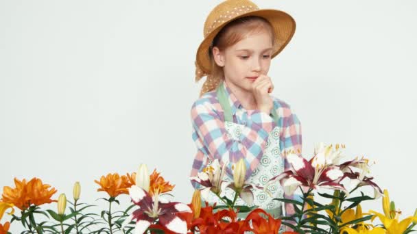 Gros plan portrait mignon enfant fleur-fille en chapeau vendant des fleurs. Levez le pouce. D'accord. — Video