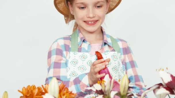 Primer plano retrato flor-chica en sombrero rociando flores en la cámara — Vídeos de Stock