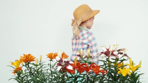 Kamera ve beyaz arka plan dişlere sahip gülümseyen çiçek Çiçekçi kıza şapkalı tanıtır — Stok video
