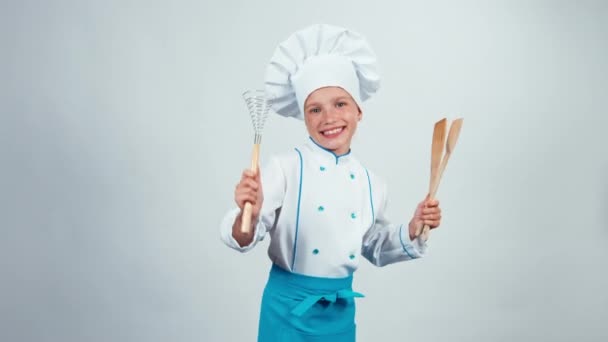 Chef cozinheiro dançando com itens de cozinha — Vídeo de Stock