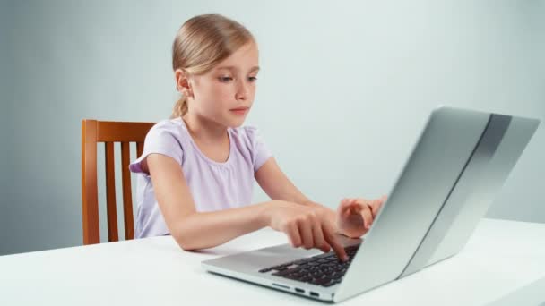 Close up retrato estudante menina 7-8 anos usando laptop e sorrindo para a câmera — Vídeo de Stock