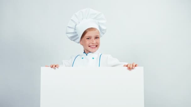 Lilla kocken laga pekande finger till whiteboard och ler med tänder — Stockvideo