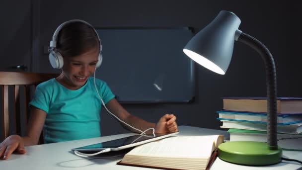 Retrato niño escuchando música en lugar de lecciones — Vídeo de stock