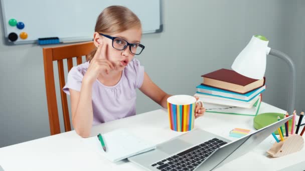 Porträt Studentenmädchen 7-8 Jahre Hausaufgaben machen und Saft aus Tasse trinken — Stockvideo