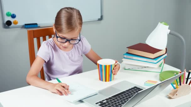 Porträtt student tjej 7-8 åren gör läxor i hennes skrivbord i sovrum — Stockvideo