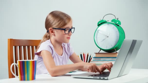 Retrato estudiante niña 7-8 años algo escribiendo en el ordenador portátil y regocijo. Manos arriba. Niño tiene sorpresa — Vídeos de Stock