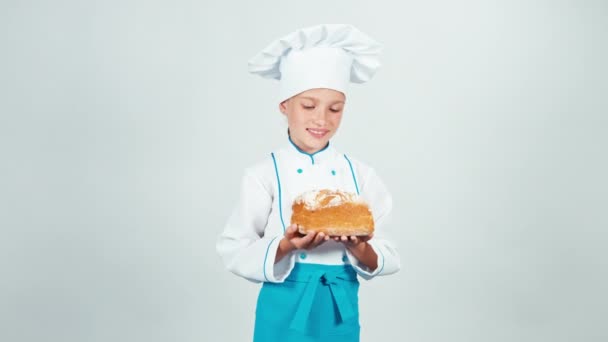 Portret jonge baker vierkant brood houdt in haar handen en geeft brood op camera en glimlachend geïsoleerd op witte achtergrond — Stockvideo