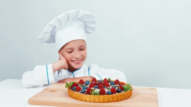 Ritratto giovane chef fatto torta e guardando e sorridendo alla macchina fotografica — Video Stock