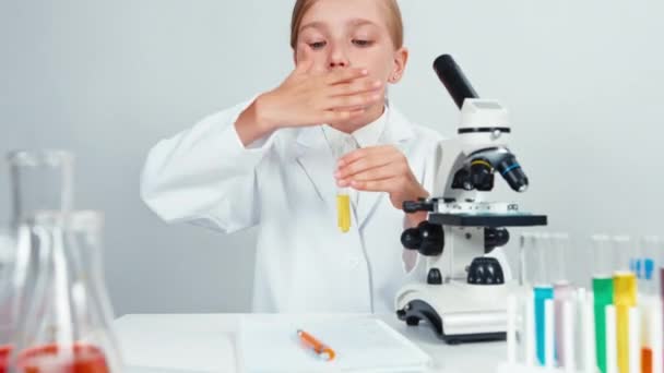 肖像年轻的化学家学校女孩嗅探坏的嗅到化学品，看着相机 — 图库视频影像