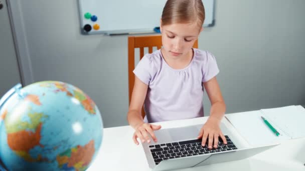 Schoolmeisje met laptop in de klas. Bovenaanzicht. Duim omhoog. OK — Stockvideo