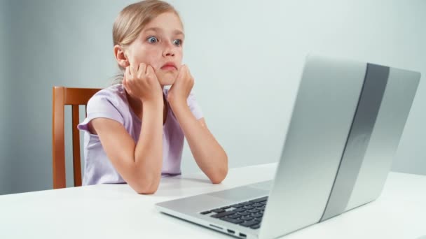 Шокована дівчинка 7-8 років від інформації в Інтернеті. Дитячий ноутбук закриття — стокове відео