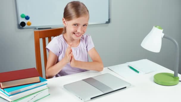 Student barn tjej 7-8 år öppna laptop och något att skriva på pc — Stockvideo