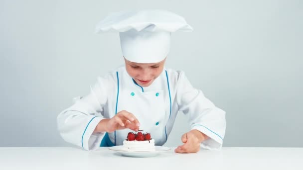Junge Bäckerin dekoriert Baiser-Kuchen mit Schokolade und lächelt in die Kamera — Stockvideo