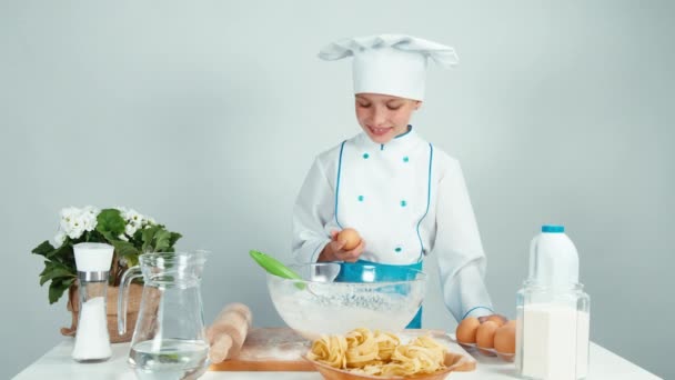 Cook dodaje jajka w cieście i uśmiecha się do kamery — Wideo stockowe