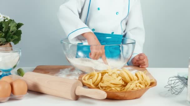 Τα χέρια του baker στο αλεύρι — Αρχείο Βίντεο