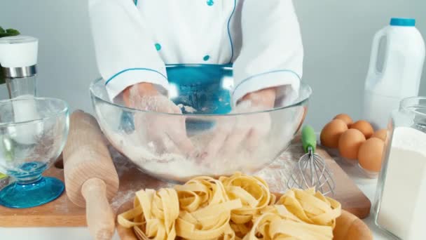 Hände junger Bäckermädchen im Mehl. Nahaufnahme kurz — Stockvideo