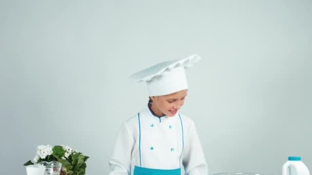 Retrato joven panadero en la cocina sonriendo a la cámara — Vídeo de stock