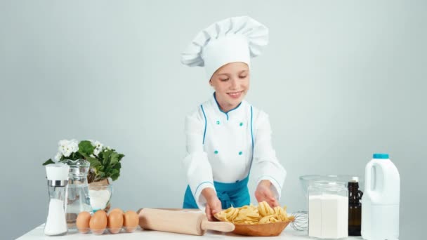肖像可爱厨师厨师握着板与意大利，给了你它在相机。孩子站在厨房，微笑上白色孤立 — 图库视频影像
