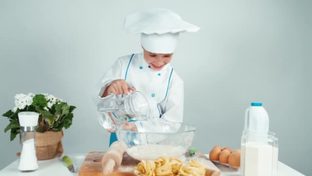 Πορτρέτο σεφ μαγειρεύουν κορίτσι πραγματοποίηση της ζύμης για το ψήσιμο και να στέκεται στο τραπέζι της κουζίνας — Αρχείο Βίντεο