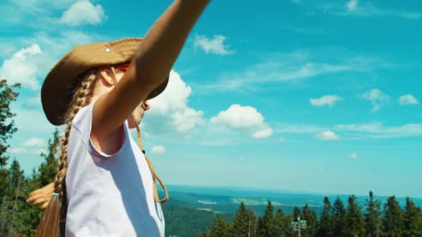 Portrét turistické táhnoucí proti hoře — Stock video