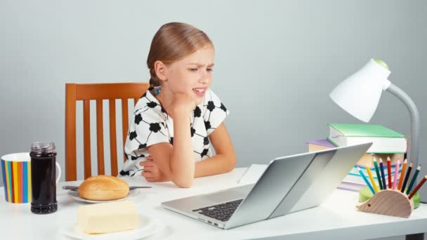 Retrato menina da escola 7-8 anos de alongamento e fazer sanduíche com manteiga e geléia sentado na mesa à noite — Vídeo de Stock