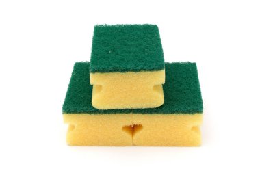 Beyaz arka plan karşı izole mutfak süngerler 