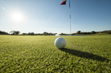 Golf topu üzerinde yeşil düşük açılı