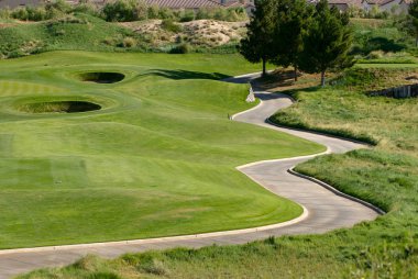 Sarma sepeti yol golf sahası üzerinde