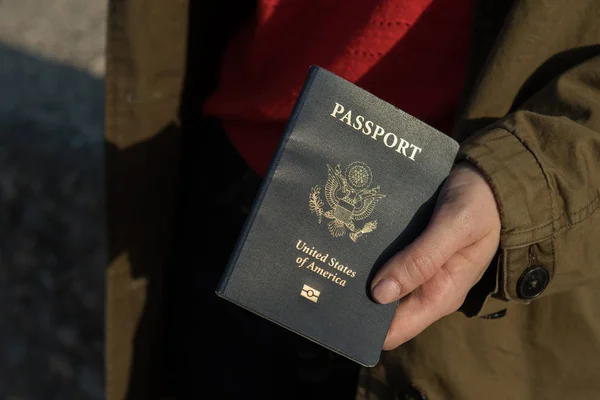 Passaporte em mãos — Fotografia de Stock