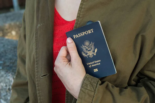 Pasaporte en mano — Foto de Stock