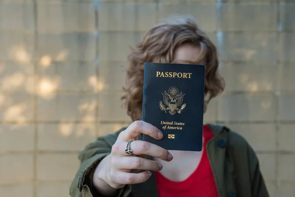 Menina segurando passaporte — Fotografia de Stock