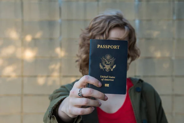 Mädchen mit Pass — Stockfoto