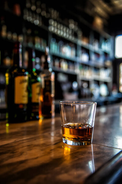 Ирландский виски на деревянном баре
