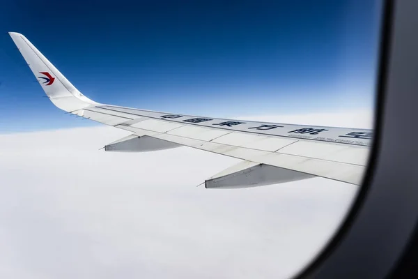 Luchtfoto Witte Wolken Blauwe Hemel Rechtenvrije Stockfoto's
