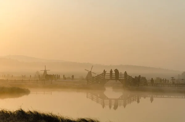 日の出の朝の放牧草地における穏やかな湖の景色 — ストック写真