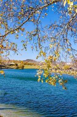 Mavi gökyüzü ve beyaz bulut/fotoğraf Moğol plat, Çin'in Kuzey üzerinde gerçekleştirilen altında otlakta huzurlu lake