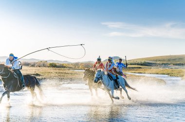 Çin'de binicilik gün batımı / / / alınan Ekim, 2017, nehre koşma