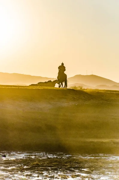 深秋的牧民和马的轮廓 在蒙古高原拍摄的照片 — 图库照片