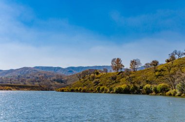 Mavi gökyüzü / / / alınan derin sonbahar Çin'altında otlak gölü etrafında bizimkiler yaşar