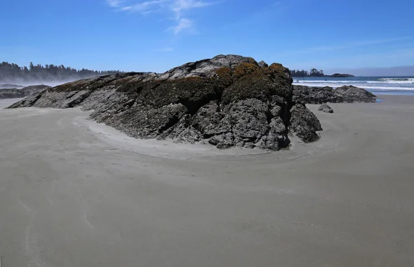 Uma Enorme Formação Rochosa Uma Enevoada Costa Uma Praia Tofino — Fotografia de Stock