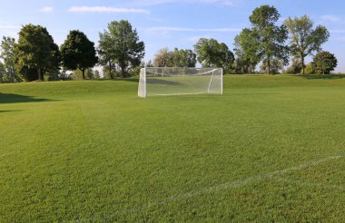 Bir net bir görünüm boş bir futbol sahası sabah ışığında