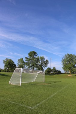 Bir net bir görünüm boş bir futbol sahası sabah ışığında