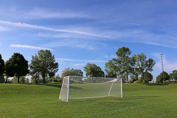 Grande cielo campo di calcio vuoto — Foto Stock