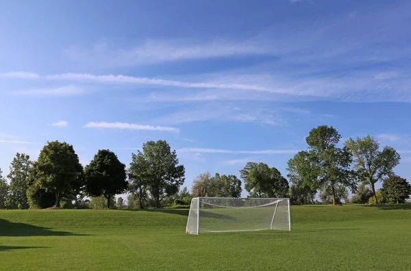 Büyük gökyüzü futbol sahası — Stok fotoğraf