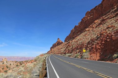 Otoban 89 acı Springs, Arizona, ABD dışında yol kenarında atış mesafesi Vermillion kayalıklarla.