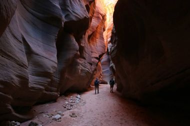 Yürüyüşçüler Buckskin Gulch içinde