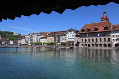 Lucerne, İsviçre - 31 Mayıs 2019: Lucerne 'deki Reuss Nehri' nin kuzey yakası, Chapel Köprüsü 'nden vuruldu..
