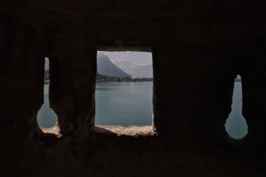 Chillon Kalesi 'nin Ok yarıkları İsviçre' nin Montreux şehrinde yer alan Cenevre Gölü 'nü gösteriyor..