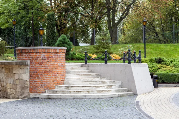 Scale, vecchio muro di mattoni, cortile e lanterne — Foto Stock