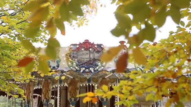 Feuilles d'automne jaune avec manège en arrière-plan — Video